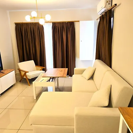 Centrally Located Apartment With Hotel-Style Privileges Famagusta  Exterior photo