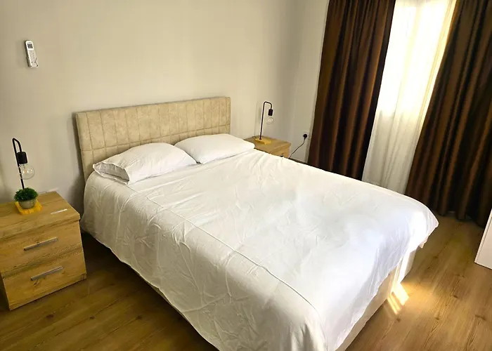 Centrally Located Apartment With Hotel-Style Privileges
