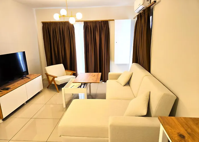 Centrally Located Apartment With Hotel-Style Privileges